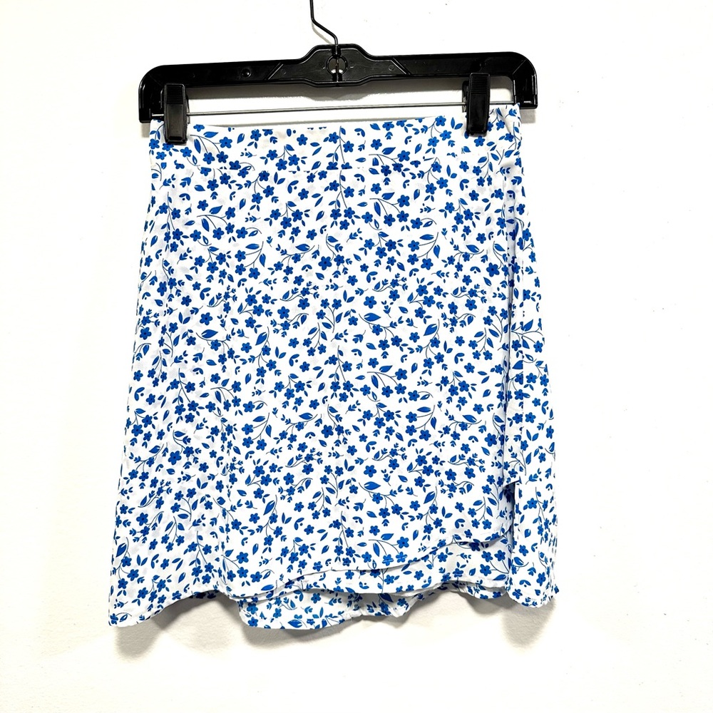 Mi ami White and blue floral flowy mini skirt in a women’s size small!